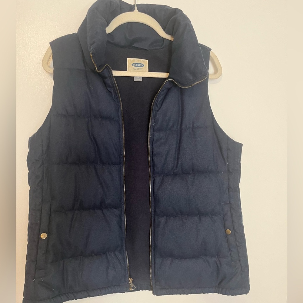 Old Navy women’s puffer vest. Navy. Size Large.